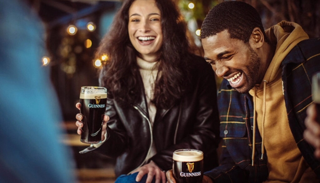 Amigos bebendo Guinness